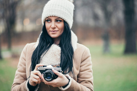 女摄影师用老式相机在户外拍照