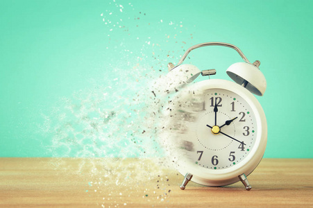 复古钟随着时间的流逝和消逝的概念照片