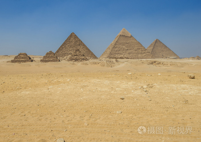 在开罗吉萨金字塔