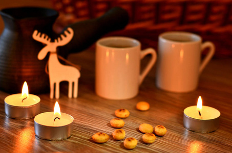 蜡烛 饼干和两把桌上的咖啡杯子