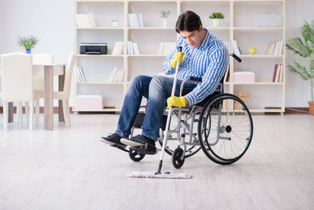 残疾人在轮椅清洁家庭