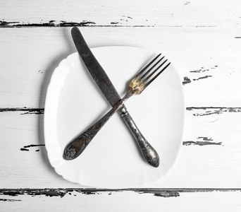 铁复古叉子用刀躺在空白的白色板上