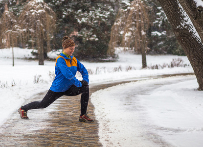 青年运动的女人模型慢跑冬训以外在冬天期间
