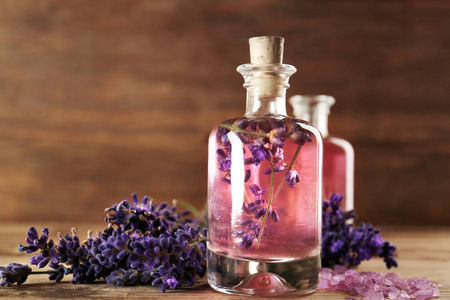 瓶用芳香油用勺子油用浇注橄榄油瓶的特写瓶用精油和海绵用植物油