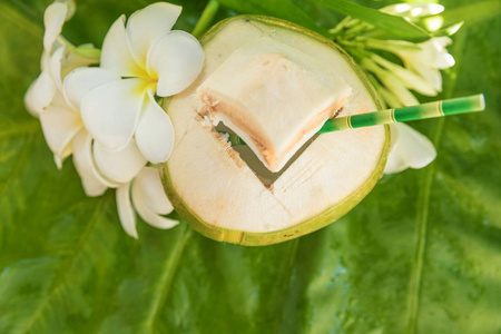热带异国情调的椰子水果饮料和花卉