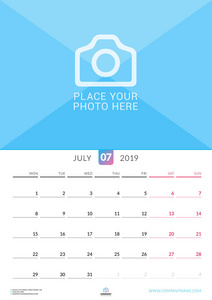 2019年7月的挂历。矢量设计打印模板与位置的照片。星期从星期一开始。纵向方向