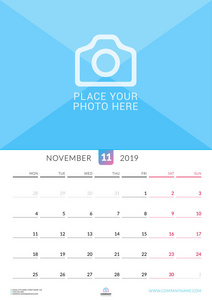 2019年11月的挂历。矢量设计打印模板与位置的照片。星期从星期一开始。纵向方向