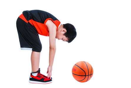 亚洲篮球运动员弯腰伸展。在白色背景上被隔离