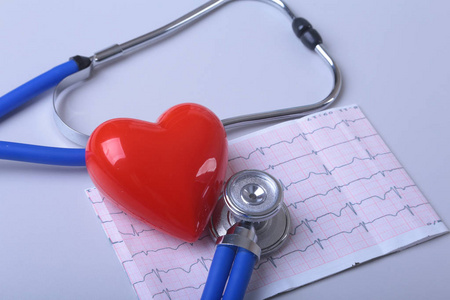 心脏与医疗听诊器在纸心电图