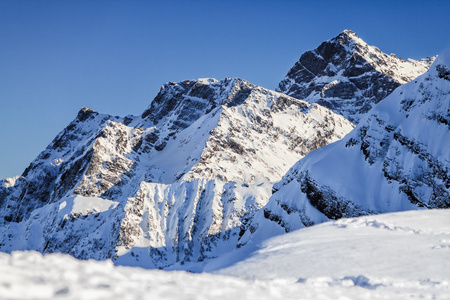 美丽的雪冬天阿格普斯塔峰山景观上蓝蓝的天空背景