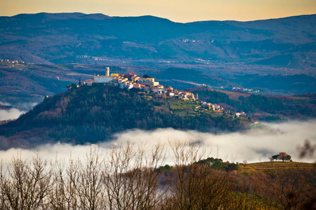Motovun 以上的雾和伊斯特拉景观观
