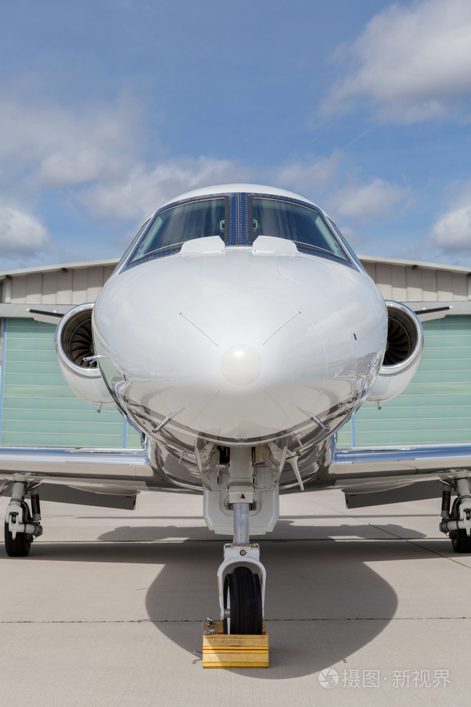 飞机里尔在多云的天空与机场的飞机