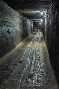 盐中的废弃的车铁路矿山隧道图片
