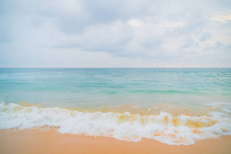 海洋的蓝色波浪和海滩的黄沙