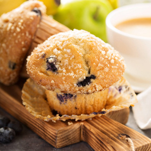 蓝莓和香蕉松饼早餐的咖啡