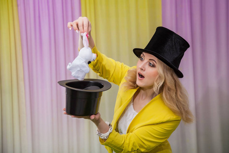 女魔术师表演魔术图片