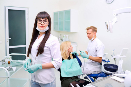 牙医女人在眼镜上背景设备