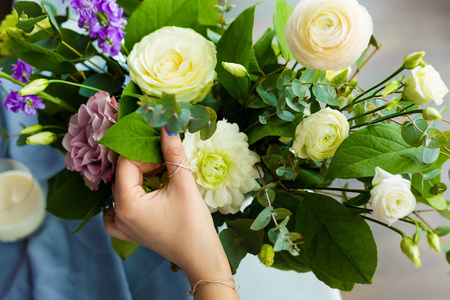 一束鲜花的女人照片