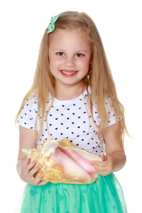小女孩用海贝壳图片