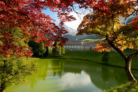 在法国的阿尔卑斯山的秋景