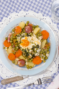 传统葡菜, 鸡蛋, 土豆和胡萝卜的青豆
