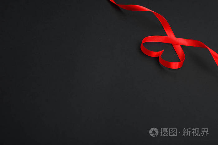 红丝带在一个黑色背景的心脏形状, 价