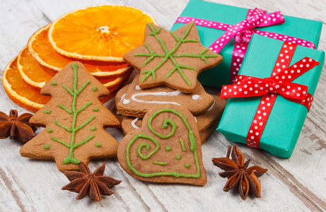 姜饼香料与礼物为圣诞节在老木的背景下，圣诞节的时候