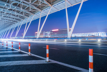 空的沥青路面，通过中国的现代城市