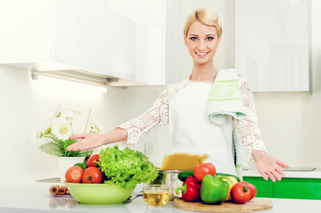 kitchen.healthy 食品中的年轻女子。节食的概念