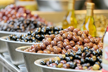橄榄，放在碗里供食用煮熟的水果