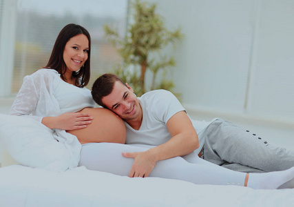 人靠给他怀孕的妻子，正躺在床上的婴儿凸块