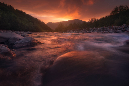 日出在快速的山河