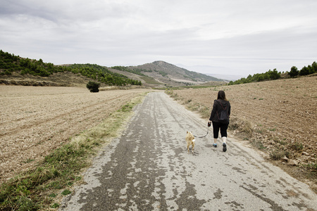 女人走路狗