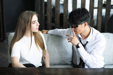 两个年轻人在办公室里聊天.照片