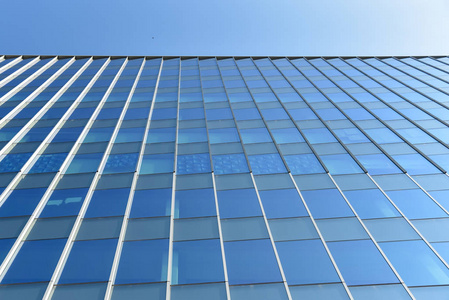 现代办公建筑墙体用蓝色玻璃与钢框架