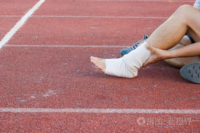 男性运动员应用加压绷带包扎踝关节损伤的运动损伤