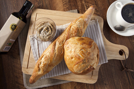 法式长棍面包和面包与红酒和咖啡木制的桌子上