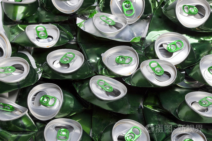 皱巴巴的啤酒罐