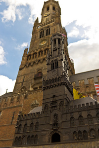 贝尔 钟楼 福建筑与前景中的相同雕像