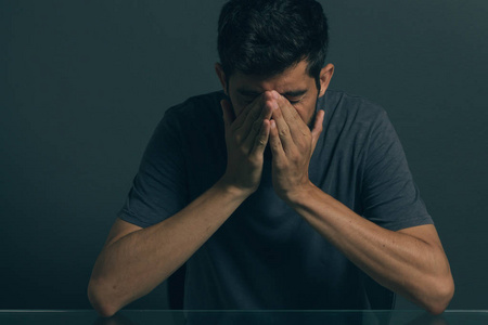 感到痛苦和失落年幼的男人焦虑的害怕的或w或ried关于某物问题解决