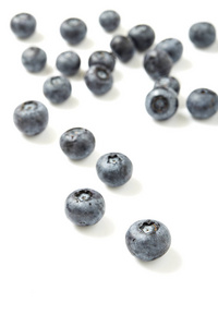 集团的新鲜蓝莓隔离在白色背景上
