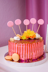 美丽美味的粉红色蛋糕生日