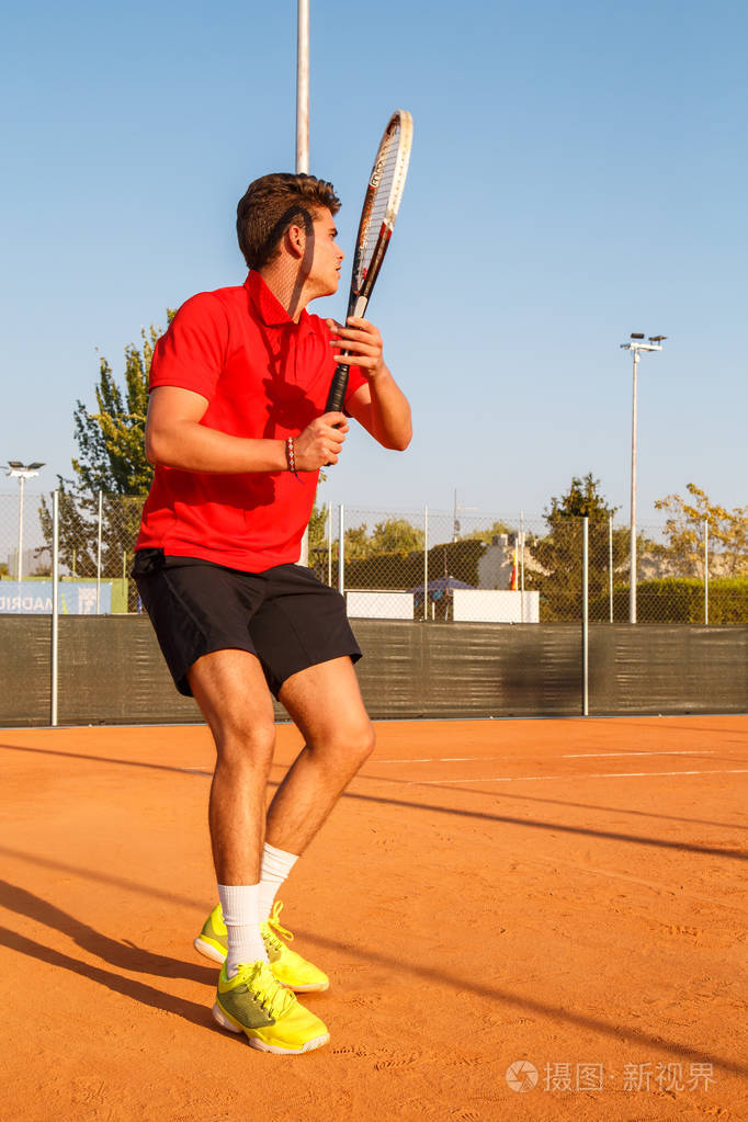 职业网球运动员下午在球场上打球