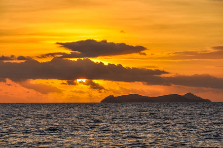 在斐济的赏金岛上的日落