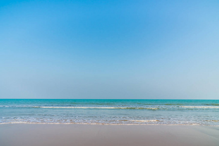 空的海滩和海