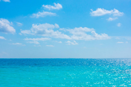 马尔代夫天空在平静的海面,在热带的马尔代夫天空白云蓝照片