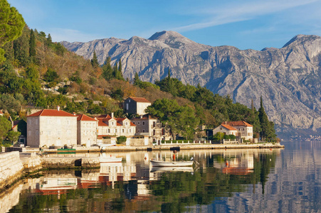 在阳光明媚的冬日 Perast 镇的看法。科托尔湾 黑山