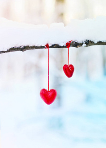 冬天, 红桃在雪树枝上。节日快乐情人节庆祝爱心理念
