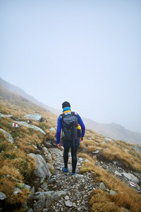 白种人徒步旅行者背包