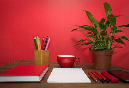 笔记书和铅笔与杯子咖啡在木桌上照片